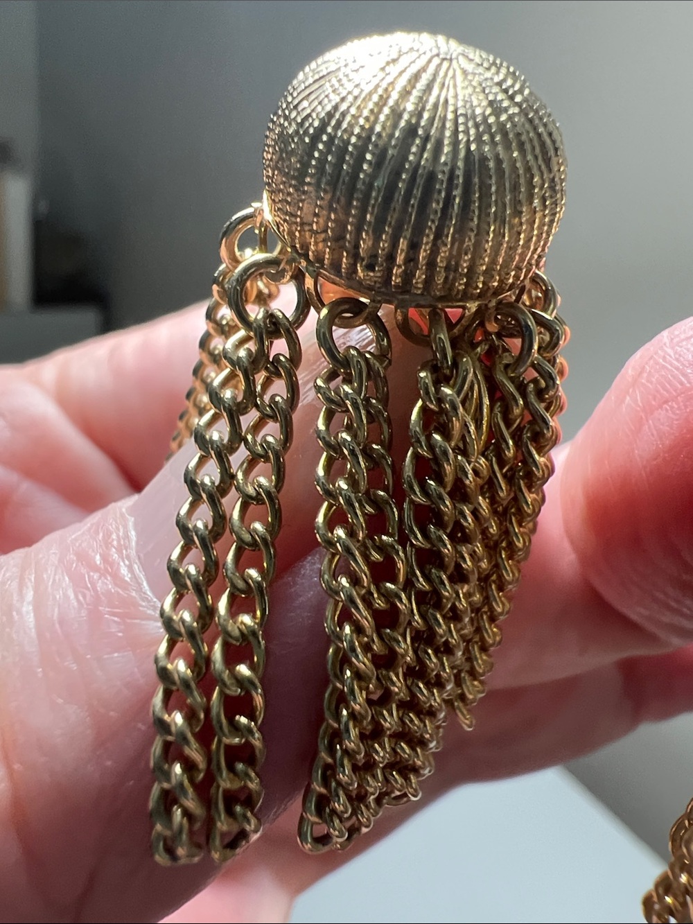 Golden Chain Tassel Dome Clip-On Earrings - Vintage - Picture 5 of 13